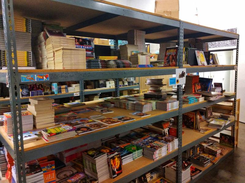 仓库的书架上摆满了非小说类书籍